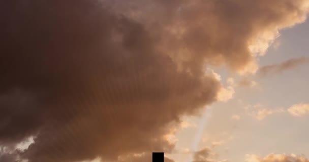 Animação Cruz Cristã Sobre Raios Sol Céu Laranja Com Nuvens — Vídeo de Stock