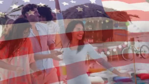 Анимация Американского Флага Размахивающего Над Танцующими Пляже Друзьями Американская Концепция — стоковое видео