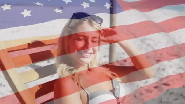 Анимация Американского Флага Машущего Улыбающейся Женщиной Шезлонге Пляже Американская Концепция — стоковое видео