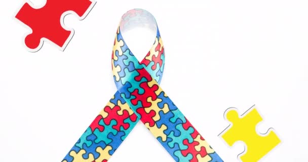 Animation Pièces Puzzle Rouge Jaune Tombant Sur Ruban Sensibilisation Autisme — Video