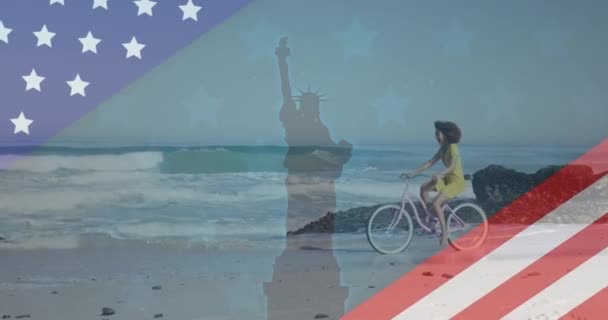 Animáció Amerikai Zászló Felfedi Szobor Szabadság Lovaglás Kerékpár Strandon Usa — Stock videók