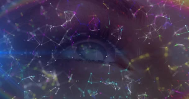 女性の目の近くに対する接続のネットワーク上の光と虹のフレアのスポット グローバルなネットワークとサイバーセキュリティ技術の概念 — ストック動画