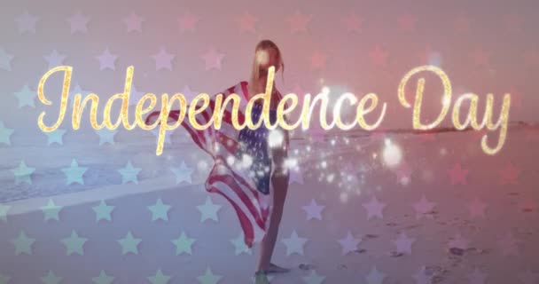 Анимация Текста Дня Независимости Рисунком Американского Флага Женщиной Флагом Сша — стоковое видео