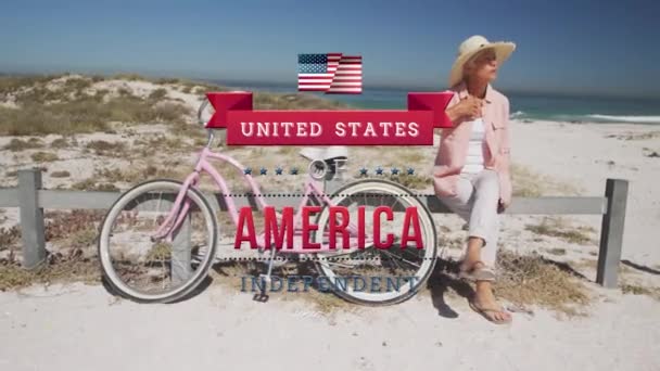 アメリカ国旗のアニメーション 1776年から独立したアメリカ合衆国のテキスト ビーチでの女性 アメリカの愛国心やお祝いや民主主義の概念をデジタルで — ストック動画