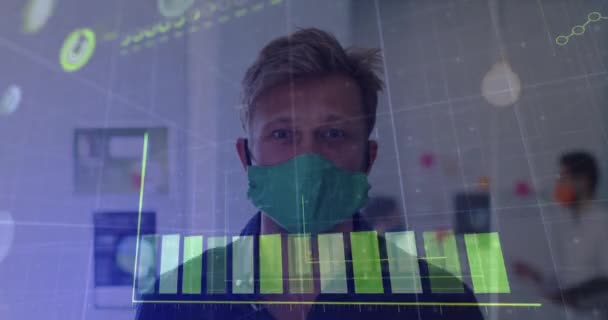 オフィスで顔マスクを調整する男に対するCovid 19の統計データ処理 医学研究技術とCovid 19パンデミックの概念は — ストック動画