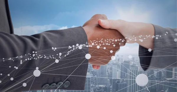 ビジネスマンやビジネスマンの握手以上の接続や都市のネットワークのアニメーション デジタルで生成された世界的な金融 ビジネス 接続の概念は — ストック写真