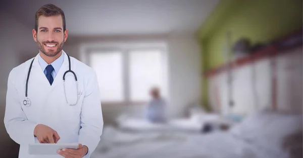 Retrato Médico Caucasiano Sexo Masculino Usando Jaleco Sorrindo Hospital Conceito — Fotografia de Stock