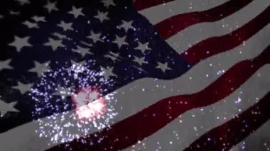 Amerikan bayrağı dalgalanırken patlayan havai fişek animasyonu. ABD vatanseverliği, demokrasi ve kutlama konsepti dijital olarak oluşturulmuş video.