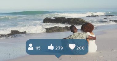 İnsanların animasyonu, baş parmaklar ve plajda birbirini kucaklayan çift sayısı üzerinde kalp simgeleri. dijital arayüz, sosyal medya ve küresel teknoloji konsepti dijital olarak oluşturulmuş video.