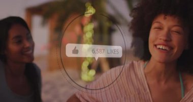 Sahilde gülümseyen Afrikalı Amerikalı kadınlara karşı artan sayıdaki ikonlar gibi. Sosyal medya ağı ve tatil kavramı