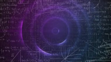 Veri işleme animasyonu, arka planda titreşen pembe-mavi daireler üzerine matematiksel denklemler. öğrenme, bilgi ve eğitim konsepti dijital olarak oluşturulmuş video.