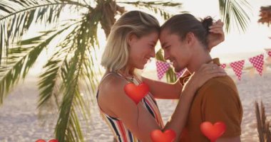 Sahilde birbirini seven çiftlerin kalp ikonlarının canlandırılması. dijital arayüz, sosyal medya ve küresel teknoloji konsepti dijital olarak oluşturulmuş video.