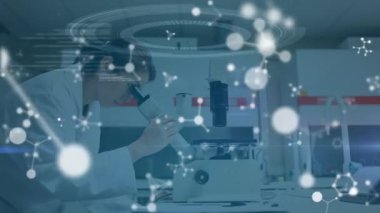Arka planda mikroskop kullanarak kadın bilim adamının üzerinde dönen DNA iplikçikleri ve moleküllerinin animasyonu. küresel bilim ve araştırma konsepti dijital olarak oluşturulmuş video.