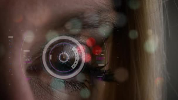 Анимация Сканирования Обработки Данных Над Глазами Женщины Светящимися Огнями Цифровой — стоковое видео