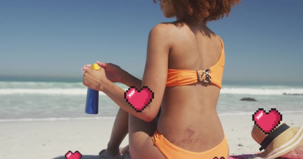 Animation Digitaler Herzsymbole Über Die Frau Die Strand Sonnencreme Aufträgt — Stockvideo