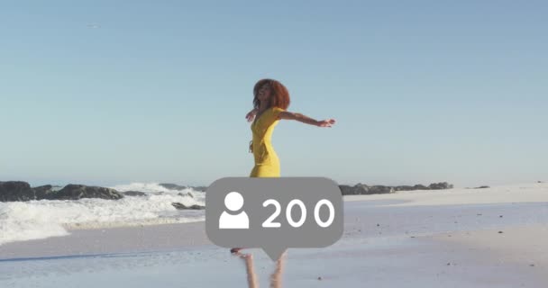 Animation Speech Bubble People Icon Numbers Woman Spinning Beach Digital — Vídeos de Stock