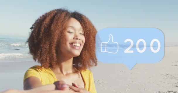 Animation Speech Bubble Thumbs Digital Icons Numbers Smiling Couple Beach — Stockvideo