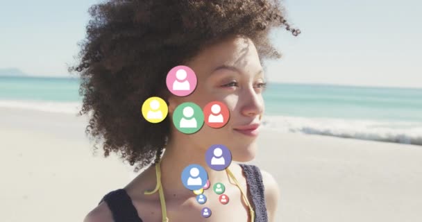 Animação Ícones Pessoas Mídia Social Sobre Mulher Sorridente Praia Interface — Vídeo de Stock