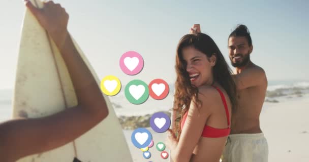 Animación Corazón Iconos Digitales Sobre Amigos Con Tablas Surf Playa — Vídeo de stock