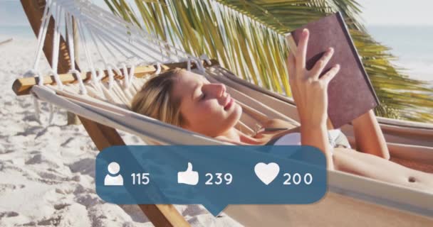 Animation Speech Bubble People Love Icons Numbers Woman Reading Beach — Vídeo de stock