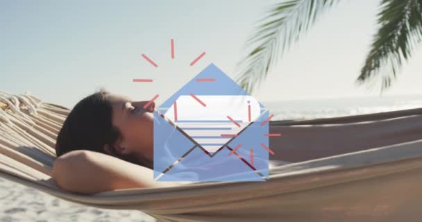 Анимация Электронной Почты Цифровых Технологий Над Женщиной Лежащей Гамаке Пляже — стоковое видео