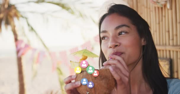 Meerdere Pictogrammen Die Zweven Tegen Blanke Vrouwen Die Kokoscocktail Drinken — Stockvideo