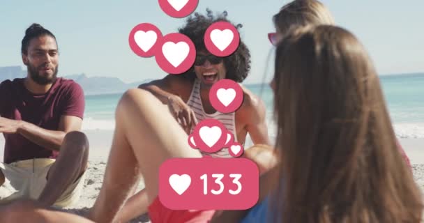 Animacja Miłości Serca Ikony Cyfrowe Liczby Nad Grupą Przyjaciół Plaży — Wideo stockowe
