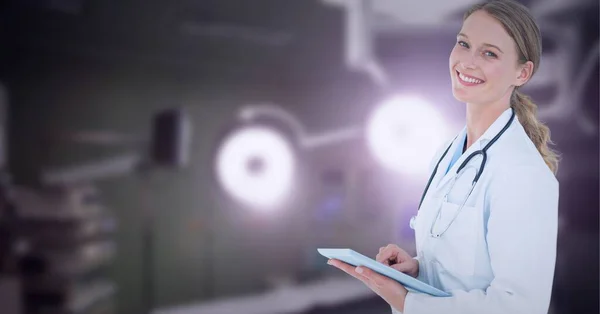 Portret Białej Lekarki Noszącej Fartuch Laboratoryjny Użyciem Tabletu Cyfrowego Szpitalu — Zdjęcie stockowe