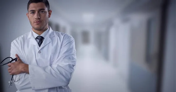 Egy Fehér Férfi Orvos Portréja Keresztbe Tett Karokkal Kórházban Egészségügyi — Stock Fotó