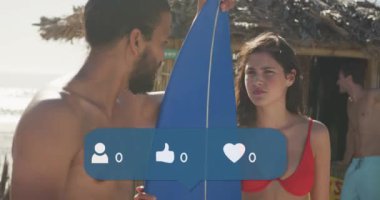 İnsanların animasyonu, baş parmaklar ve plajda sörf tahtası olan arkadaşlarının üzerinde rakamlar olan kalp simgeleri. dijital arayüz, sosyal medya ve küresel teknoloji konsepti dijital olarak oluşturulmuş video.