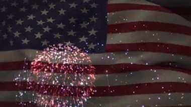 Amerikan bayrağı dalgalanırken patlayan havai fişek animasyonu. ABD vatanseverliği, demokrasi ve kutlama konsepti dijital olarak oluşturulmuş video.