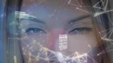 Kadın yüzünden veri işleme ve bağlantı ağının animasyonu. dijital arayüz, kimlik tanıma ve küresel teknoloji konsepti dijital olarak oluşturulmuş video.