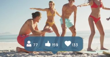 Sörf tahtasındaki arkadaşlardan çok ikonları ve numaraları seven insanlarla konuşma balonunun animasyonu. dijital arayüz, sosyal medya ve küresel ağ konsepti dijital olarak oluşturulmuş video.