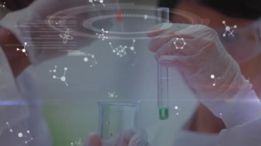 Dna iplikçiklerinin dönüşünün animasyonu ve test tüpü tutan kadın bilim adamının veri işlemesi. küresel bilim, araştırma ve teknoloji konsepti dijital olarak üretilen video.