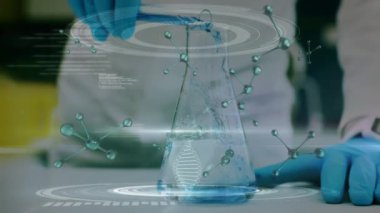 DNA iplikçiklerinin dönmesi ve bilim adamının deney tüpünden sıvı dökmesi üzerine veri işleme animasyonu. küresel bilim, araştırma ve teknoloji konsepti dijital olarak üretilen video.