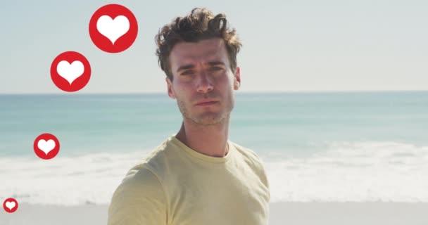 Animasi Ikon Jantung Media Sosial Atas Potret Pria Tersenyum Pantai — Stok Video
