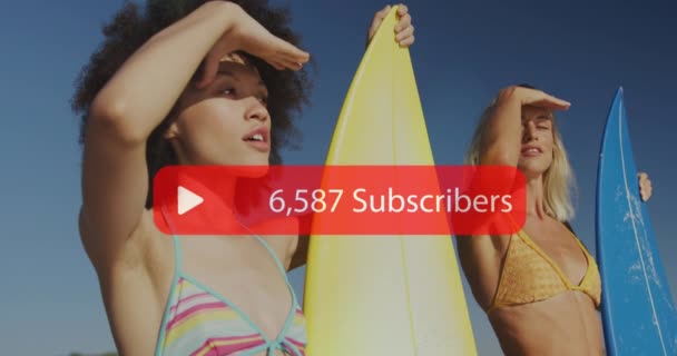 Animacja Bańki Mowy Subskrybentami Tekst Liczby Nad Kobietami Deskami Surfingowymi — Wideo stockowe