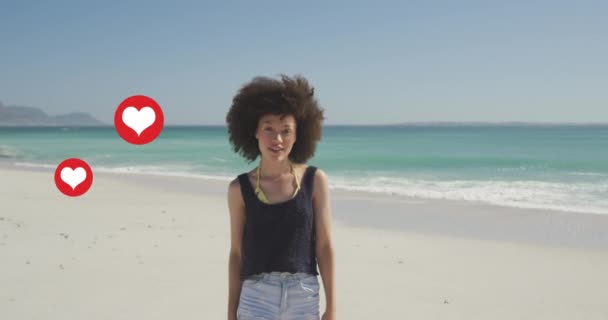 多个心像飘浮在沙滩上的非洲裔美国女人的肖像上 社交媒体网络和度假概念 — 图库视频影像