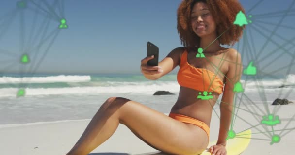 Animation Networks Digital Icons Woman Taking Selfie Smartphone Beach Digital — Vídeo de stock