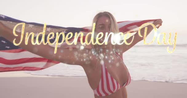 Animação Dia Independência Texto Sobre Mulher Sorridente Envolto Bandeira Americana — Vídeo de Stock