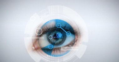 Gri arkaplana karşı dişi gözün yakın plan üzerinde veri işleme ile dijital arayüz. siber güvenlik ve teknoloji kavramı