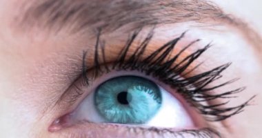 Beyaz arka planda kadın gri gözünü kapat. siber güvenlik ve bilgisayar teknolojisi kavramı