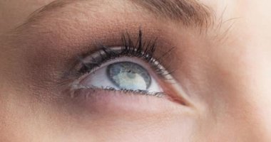 Gri arka planda kadın gri gözünü kapat. siber güvenlik ve bilgisayar teknolojisi kavramı