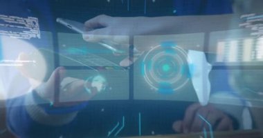 Animasyon, tarama ve akıllı telefondan ödeme yapan kadın hakkında veri işleme. dijital arayüz, küresel teknoloji, bağlantı ve iletişim konsepti dijital olarak oluşturulmuş video.