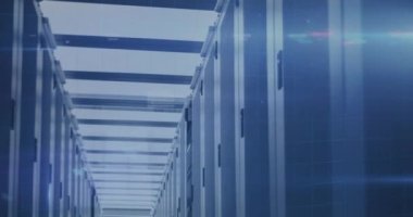 Bilgisayar sunucularıyla teknoloji odasında yapılan tarama ve veri işleme animasyonları. dijital arayüz, küresel teknoloji, bağlantı ve iletişim konsepti dijital olarak oluşturulmuş video.