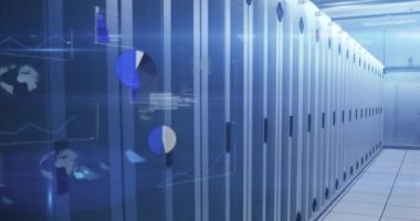 Bilgisayar sunucularıyla teknoloji odasında istatistik kaydı ve veri işleme animasyonu. dijital arayüz, küresel teknoloji, bağlantı ve iletişim konsepti dijital olarak oluşturulmuş video.