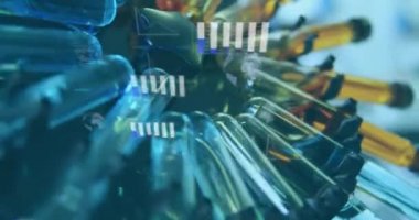 Bilimsel laboratuvar üzerinden istatistik kaydı ve veri işleme animasyonu. dijital arayüz, küresel teknoloji, bağlantı ve bilim konsepti dijital olarak oluşturulmuş video.