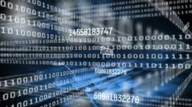 Değişen sayıların animasyonu ve mavi arkaplan üzerinde ikili kodlama veri işlemesi. dijital arayüz, küresel teknoloji, bağlantı ve iletişim konsepti dijital olarak oluşturulmuş video.