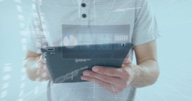 Kapsamlı tarama ve tablet kullanan adamın veri işleme ekranlarının animasyonu. dijital arayüz, küresel teknoloji, bağlantı ve iletişim konsepti dijital olarak oluşturulmuş video.