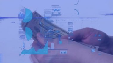 Amerikan dolarlarını sayan adamın finansal veri işleme animasyonu. küresel işletme ve finansman kavramı dijital olarak oluşturulmuş video.